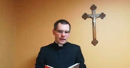 Kontrowersyjny ksiądz uczy dzieci. Wcześniej mówił o homoseksualistach