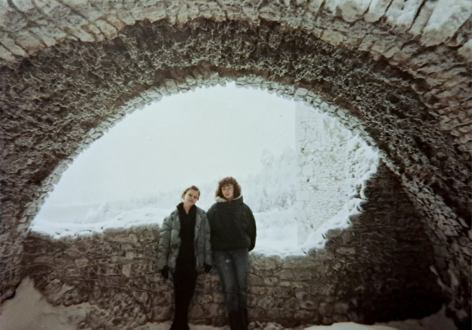 Ogrodzieniec w zimowej szacie zachwycał, a skakanie przez płot w śnieżne zaspy było dodatkową atrakcją