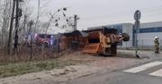 Jaktorów-Kolonia: Pługopiaskarka na boku pod Warszawą. "Było ślisko"