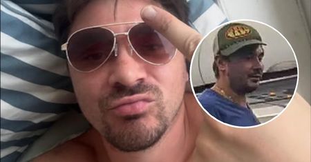 Daniel Martyniuk LEKCEWAŻY zasady panujące w samolocie. W tle picie alkoholu