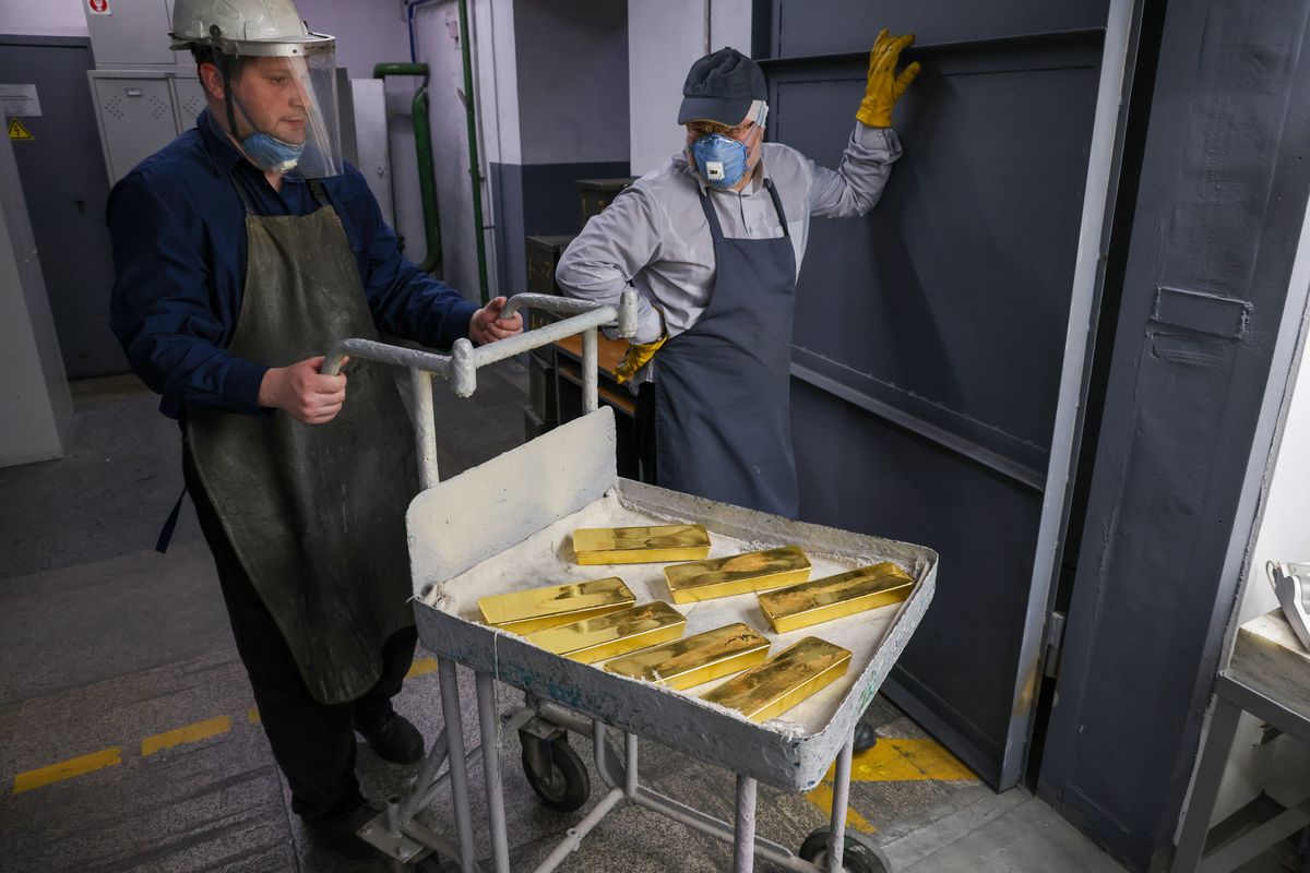 12,5-kilogramowe sztabki złota formują pracownicy w fabryce metali nieżelaznych JSC Krastsvetmet w Krasnojarsku 