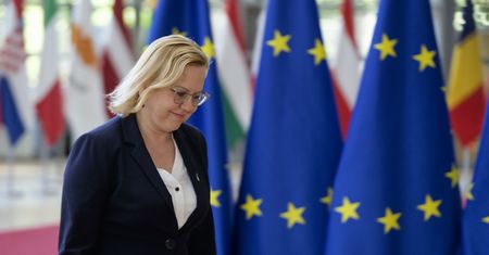 Minister grozi palcem firmie. Ta jednak stosuje przepisy ustawy z jej resortu