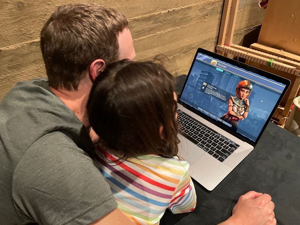 Dumny Mark Zuckerberg gra ze swoją córką na PC