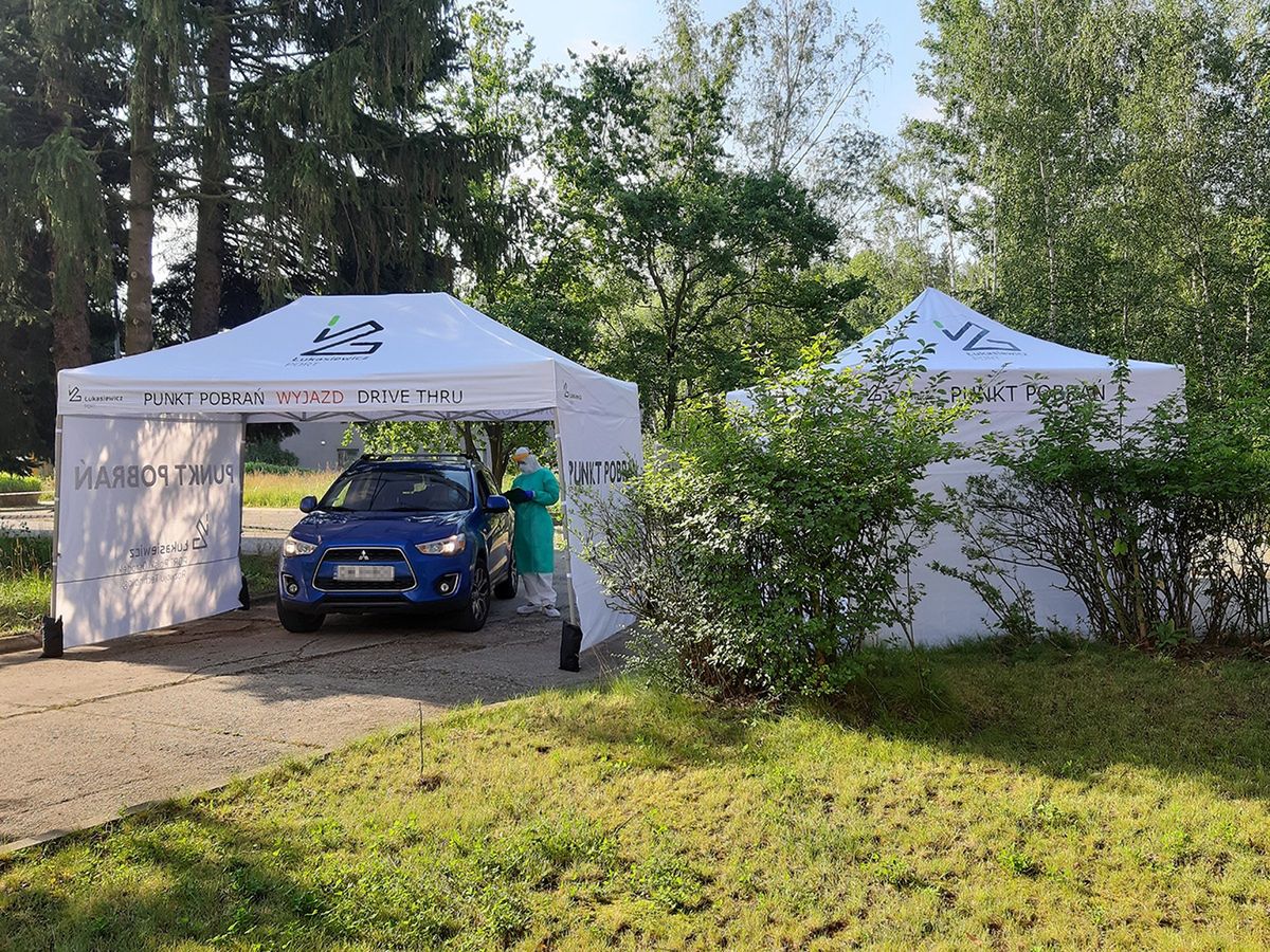 Koronawirus. COVID-19 coraz groźniejszy. Wrocław z nowym punktem pobrań "drive-thru"