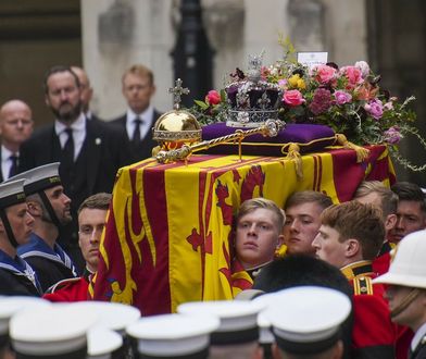 Insygnia królewskie Elżbiety II. Korona, berło i jabłko. Wyjątkowe klejnoty