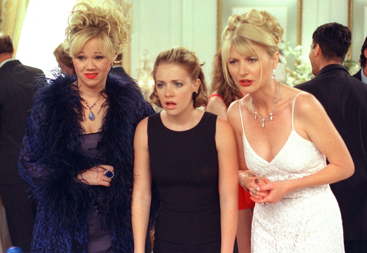 Caroline Rhea, Beth Broderick i Melissa Joan Hart na planie serialu "Sabrina, nastoletnia czarownica"