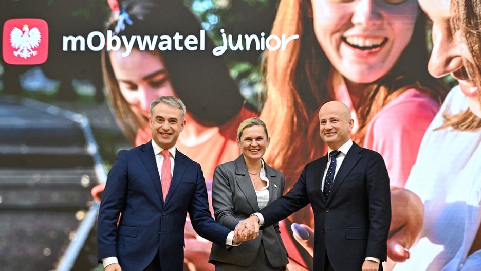 Warszawa, 18.09.2025. Wicepremier, minister cyfryzacji Krzysztof Gawkowski (L), minister edukacji Barbara Nowacka (C) i dyrektor Centralnego Ośrodka Informatyki Radosław Maćkiewicz (P) podczas konferencji prasowej "Uczniowie w świecie cyfrowych usług - prezentacja mObywatela Junior w aplikacji mObywatel", 18 bm. w KPRM w Warszawie. (mr) PAP/Radek Pietruszka