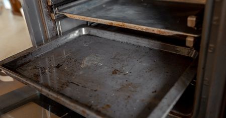 Wlej na blachę. 20 minut i piekarnik będzie jak nowy