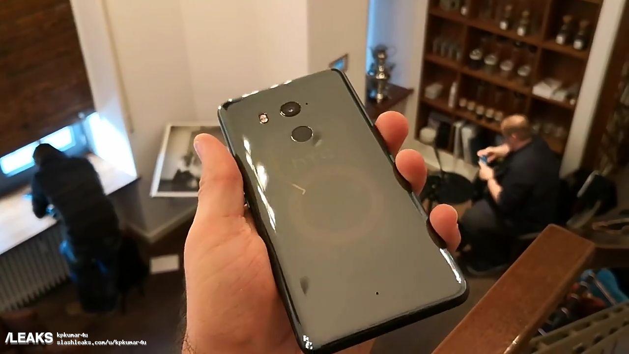 HTC U11+ na zdjęciach. Wersja z półprzezroczystą obudową wygląda genialnie! 4