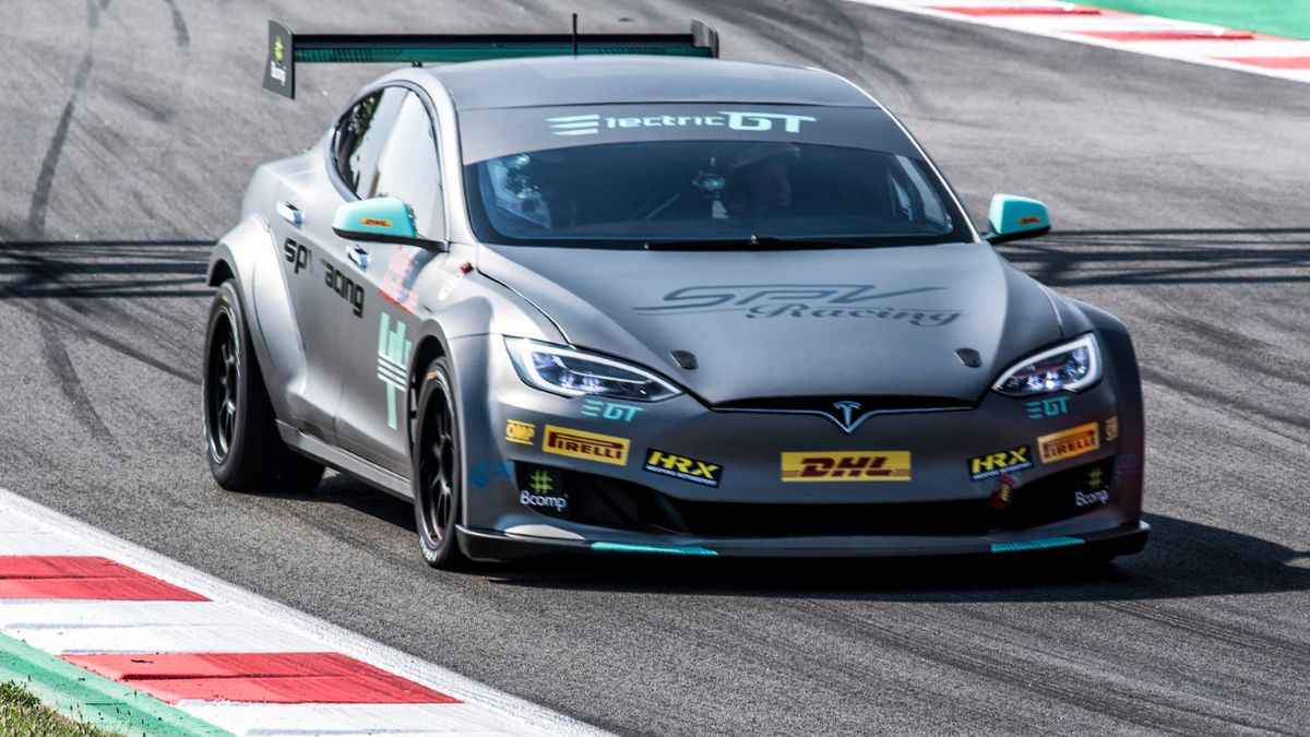 "Wyścigowa" Tesla S na torze w Barcelonie