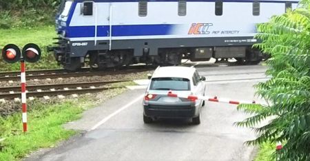 Wjechał BMW na przejazd kolejowy. O krok od ogromnej tragedii