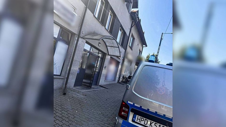 Dwuletnie dziecko siedziało na zewnętrznym parapecie mieszkania