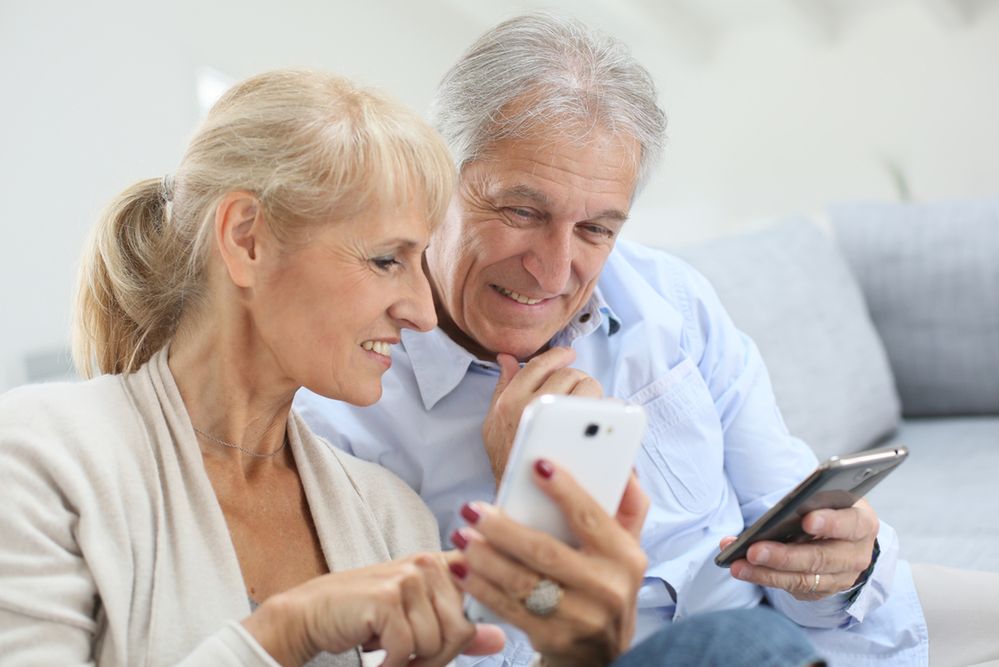 Staruszkowie ze smartfonami