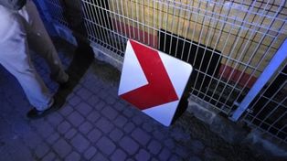 Połaniec: Niósł znak drogowy przez miasto. Nietypowy pomysł 17-latka