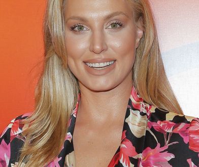 Karolina Pajączkowska założyła zwiewną, czerwoną sukienkę. Zdradziła, kto zrobił jej zdjęcie