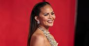 Oscary 2024. Chrissy Teigen w "nagiej" sukience. A jednak wszystko było zakryte