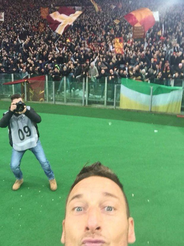 Selfie roku? Piłkarz strzela gola i robi sobie zdjęcie z kibicami! 2