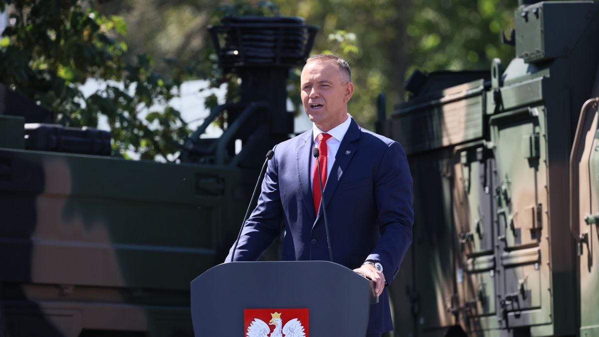 Warszawa, 15.08.2026. Prezydent RP Karol Nawrocki przemawia przed defiladą wojskową na warszawskiej Wisłostradzie, w ramach obchodów Święta Wojska Polskiego, 15 bm. Tegoroczna defilada wojskowa odbywa się pod hasłem ?Polska SAFE - bezpieczna Polska?. (sko) PAP/Leszek Szymański