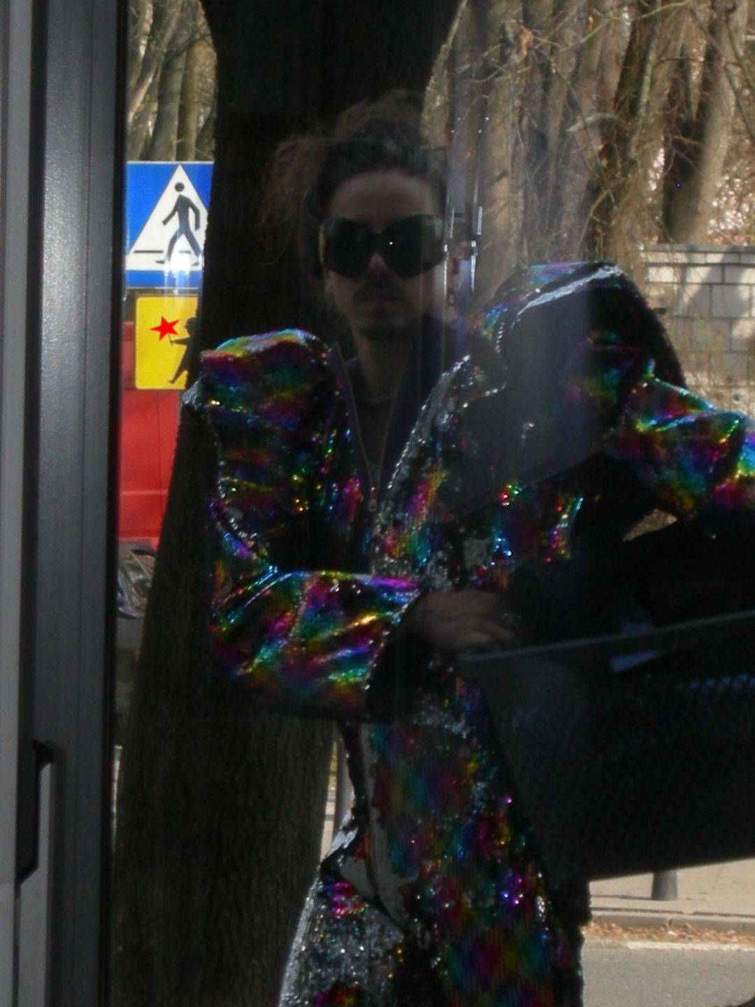 Michał Szpak w drodze do pralni