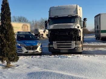 Zamarzał w zepsutej ciężarówce. Policjanci przybyli w ostatniej chwili