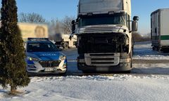 Zamarzał w zepsutej ciężarówce. Policjanci przybyli w ostatniej chwili