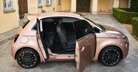 Fiat 500 Electric 3+1 nie ma sensu i właśnie dlatego jest wspaniały