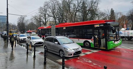 Awaria trolejbusu zakorkowała część miasta. Pojazd został unieruchomiony tuż przed skrzyżowaniem [ZDJĘCIA]