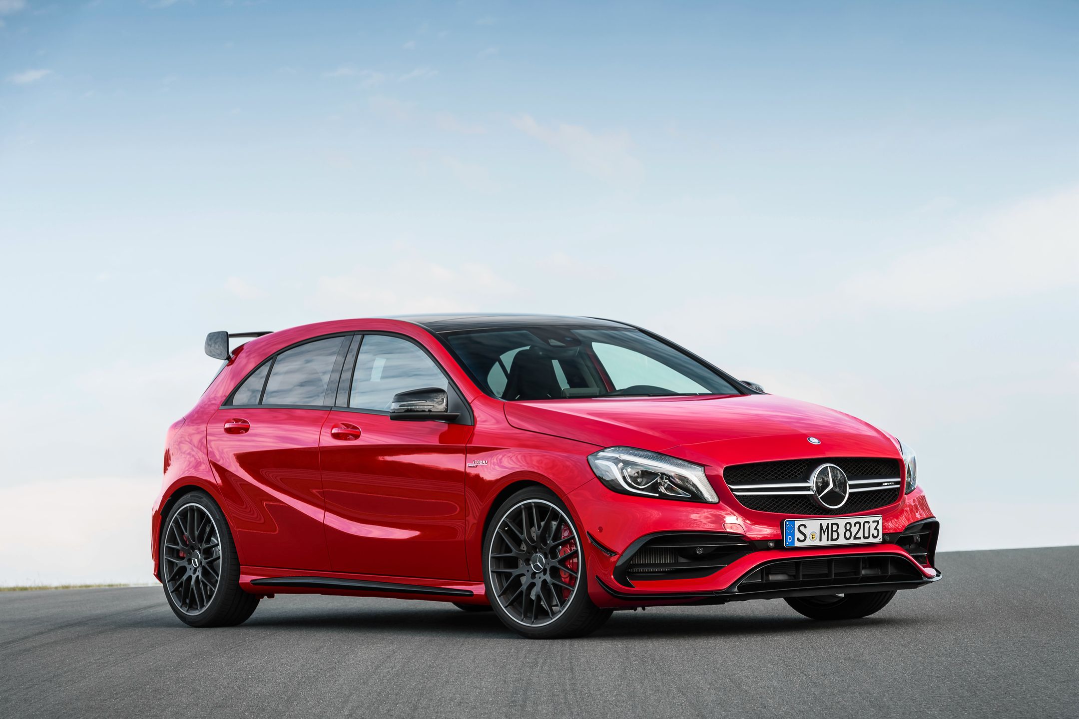 Dużym oczekiwaniom sprostał między innymi Mercedes-Benz A 45 AMG 4Matic. Polski cennik tego wozu otwiera kwota 188 200 zł. W tej cenie dostajemy 381 KM generowane przez 4-cylindrowy motor z doładowaniem. Ten ogromny zapas mocy w połączeniu z napędem na cztery koła i skrzynią AMG Speedshift pozwala rozpędzić Klasę A do 100 km/h w 4,2 s. Prędkość maksymalna tego hot hatcha wynosi 250 km/h.