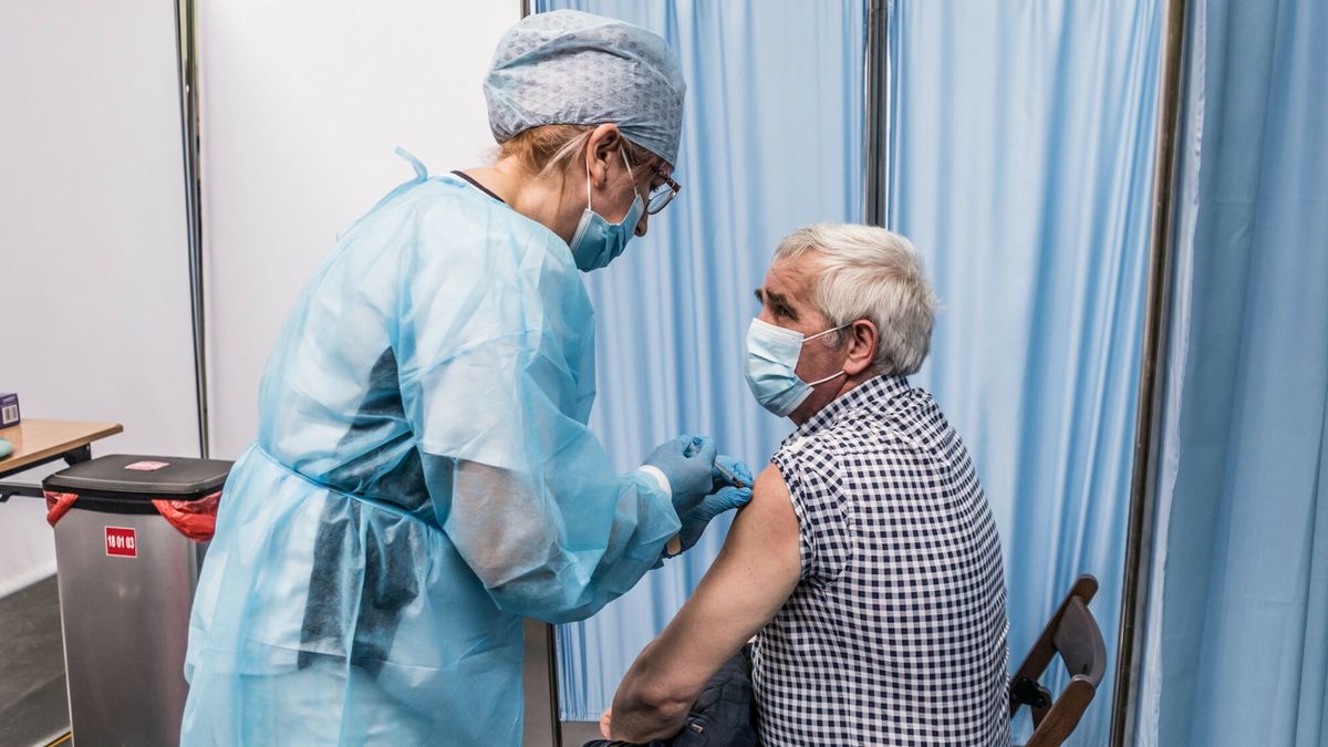 500 plus i 14 emerytura tylko dla zaszczepionych? Kontrowersyjny pomysł na stole