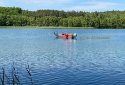 Dryfująca łódka na jeziorze Oskowo. Koniec akcji poszukiwawczej