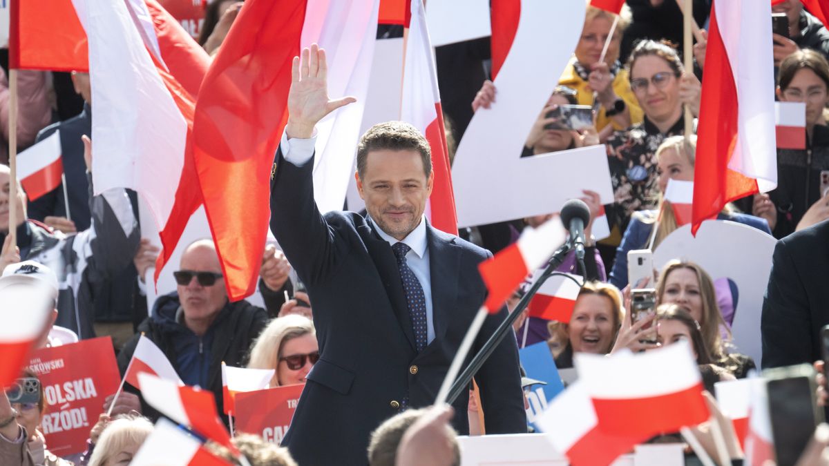 Bydgoszcz, 10.05.2025. Wybory Prezydenta RP 2025 - kampania. Kandydat KO w wyborach na prezydenta RP, prezydent stolicy Rafał Trzaskowski (C) podczas spotkania otwartego z mieszkańcami na Starym Rynku w Bydgoszczy, 10 bm. (jm) PAP/Tytus Żmijewski