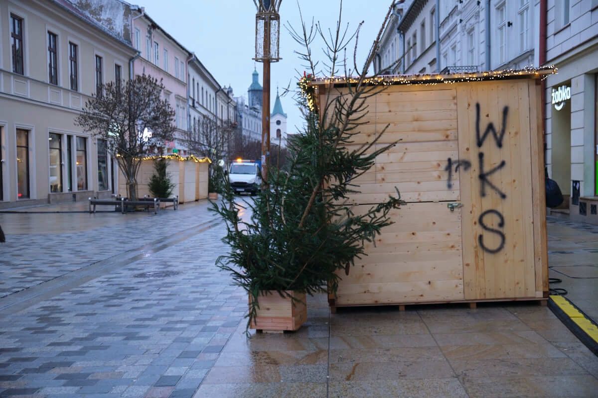 Napis „WKS” na budce Jarmarku Świątecznego w Lublinie
