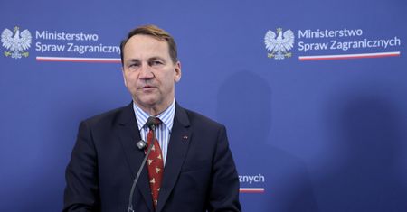 Tak Polacy oceniają Sikorskiego. Najnowszy sondaż