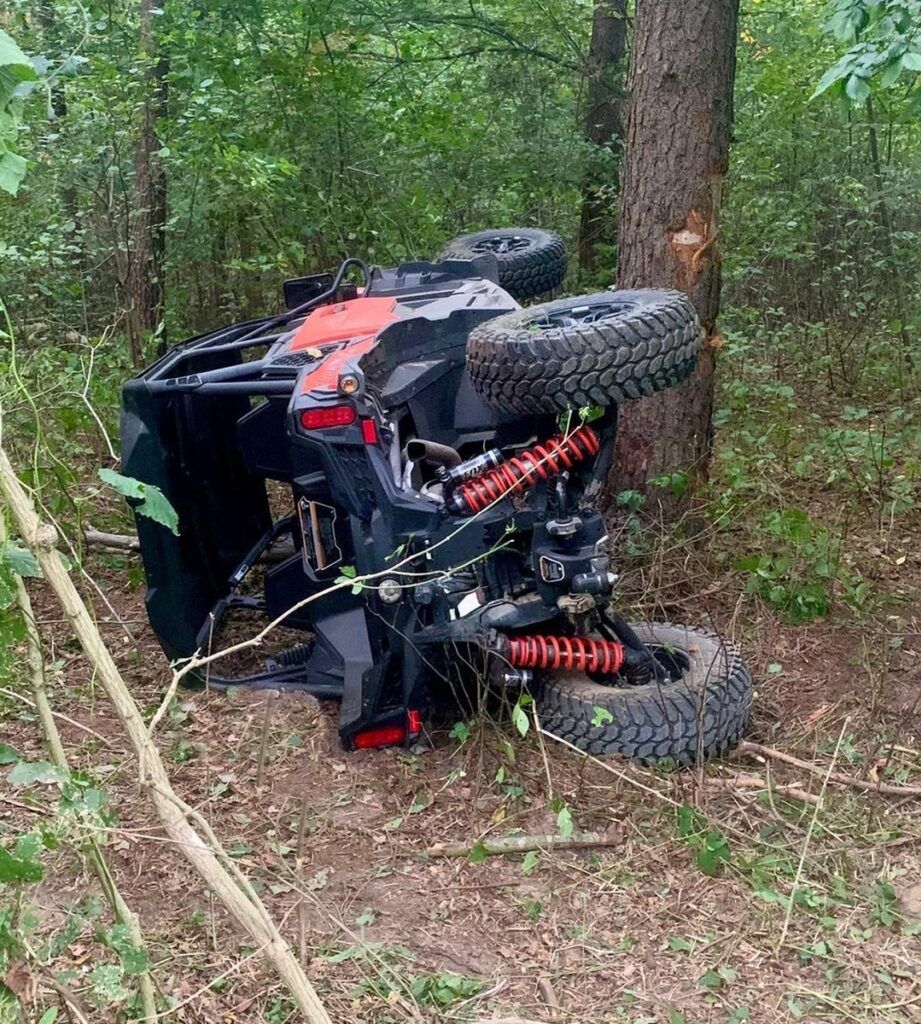 Somianka: Buggy roztrzaskane o drzewo – 15-letni kierowca ciężko ranny. Ranna trójka nieletnich. Nastolatek bez uprawnień