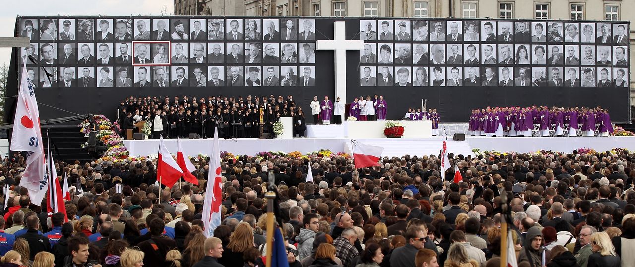 Tragedia polityczna. Jak zbiorowa żałoba zamieniła się w oś sporu partyjnego