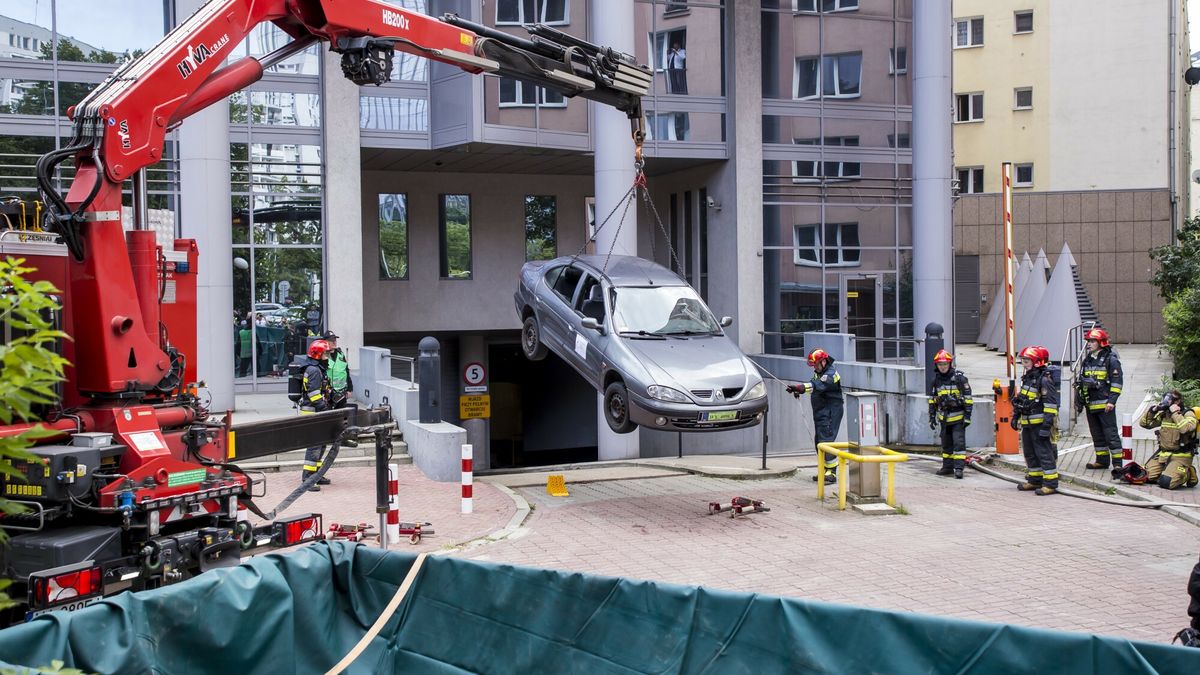 ?wiczenia stra?y po?arnej w gaszeniu elektrycznego samochodu
18.08.2021 WARSZAWA ULICA ALEJA JANA PAWLA II 15 CWIECZENIA PANSTWOWEJ STRAZY POZARNEJ W GASZENIU ELEKTRYCZNEGO SAMOCHODU STRAZ POZARNA POZAR STRAZAK MASKI TLENOWE GASZENIE SAMOCHODU PSP NZ   FOT. SZYMON STARNAWSKI / POLSKA PRESS
SZYMON STARNAWSKI /POLSKA PRESS