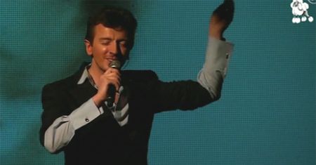 Plich śpiewa na swoim pokazie!