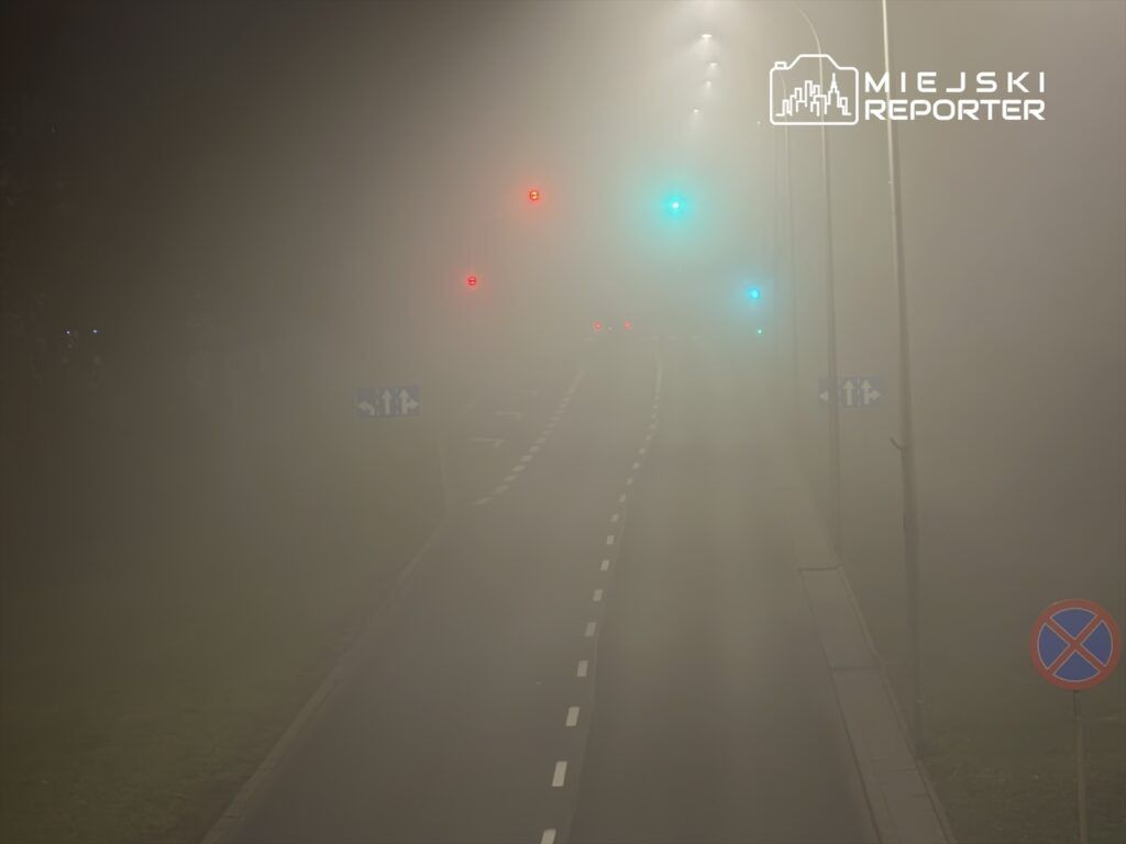Warszawa: Gęsta mgła nad miastem. IMGW ostrzega kierowców
