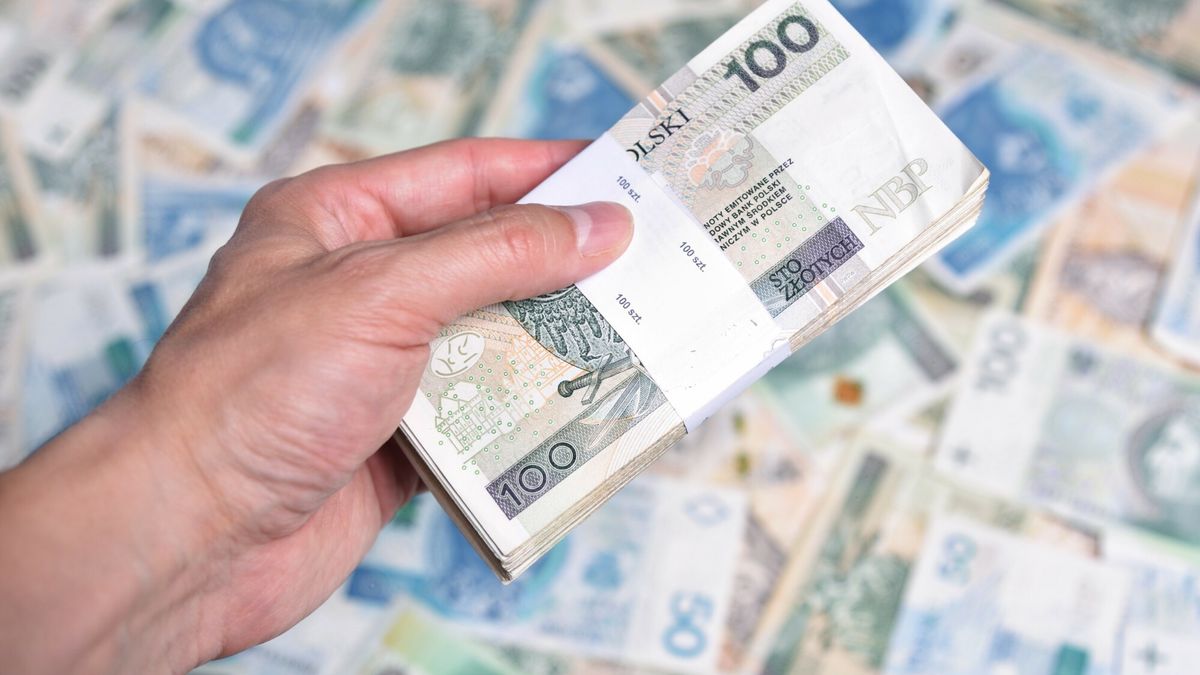 Stock Bart?omiej Magierowski
Fot. Bartlomiej Magierowski/East News. Wroclaw 29.05.2025. Zdjecie ilustracyjne - finanse, pieniadze. N/z: mezczyzna trzymajacy plik 10 tysiecy zlotych, w tle inne banknoty.
Bartlomiej Magierowski