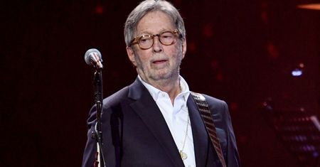 Eric Clapton twierdzi, że osoby zaszczepione przeciwko COVID-19 są pod "hipnozą"