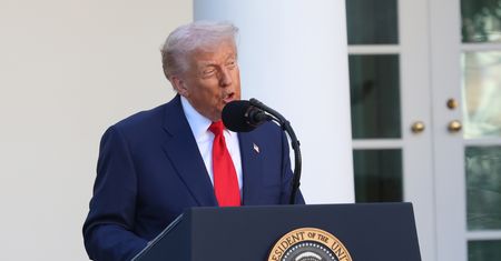 Trump wstydzi się pokazać na plaży. "Nie zobaczysz mnie w kostiumie"