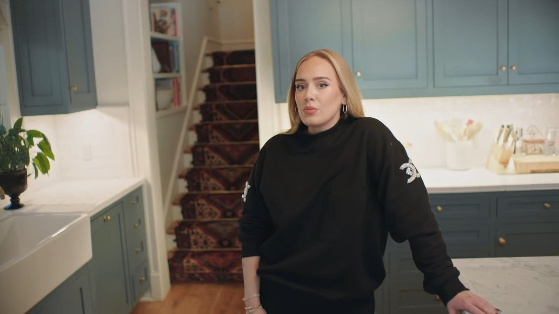 Adele oprowadza po swojej willi