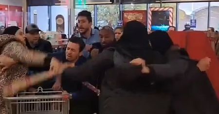 "Czuć ducha świąt". Pobiły się papierem do pakowania prezentów