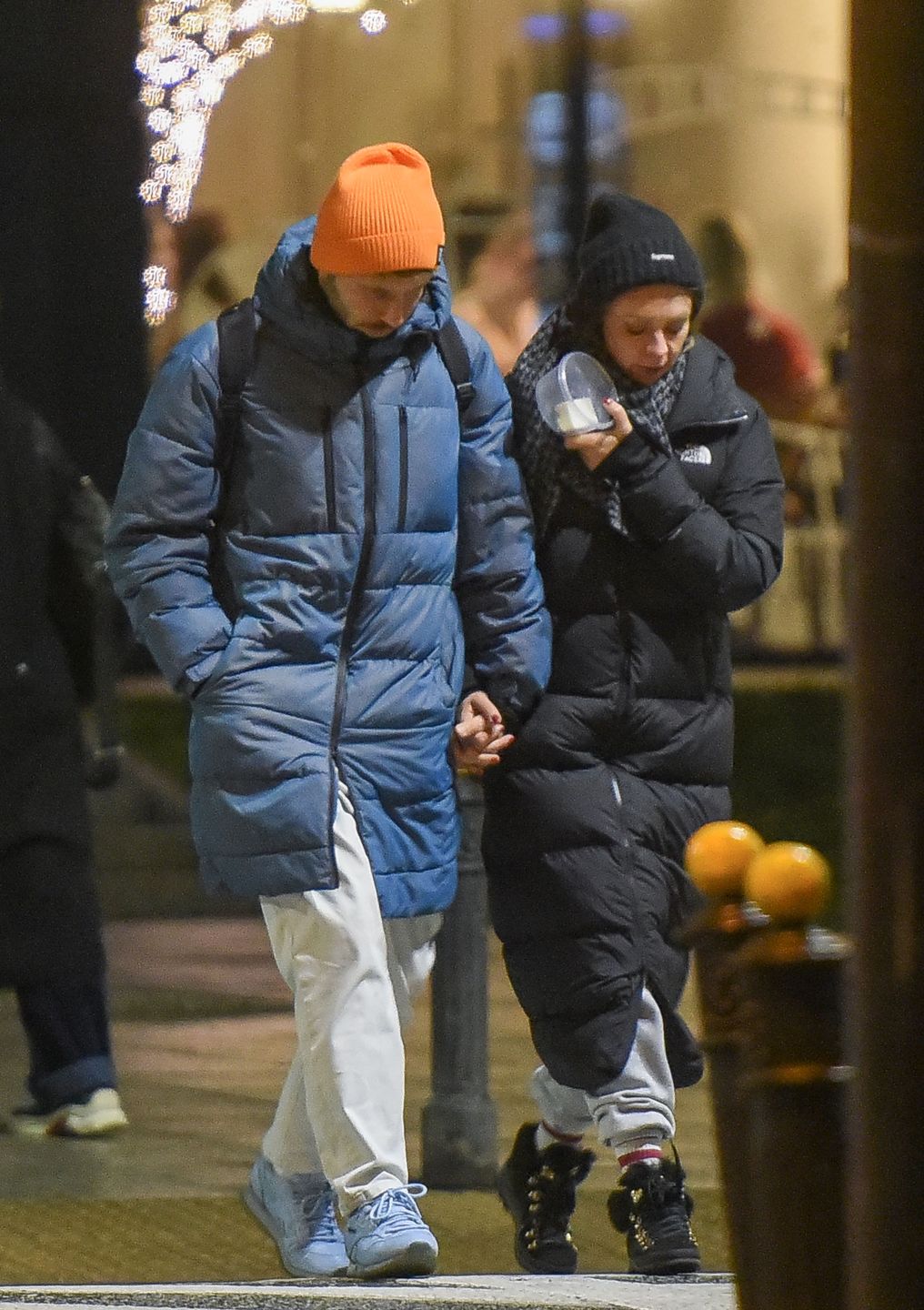 Mateusz Banasiuk i Magdalena Boczarska na wieczornym spacerze