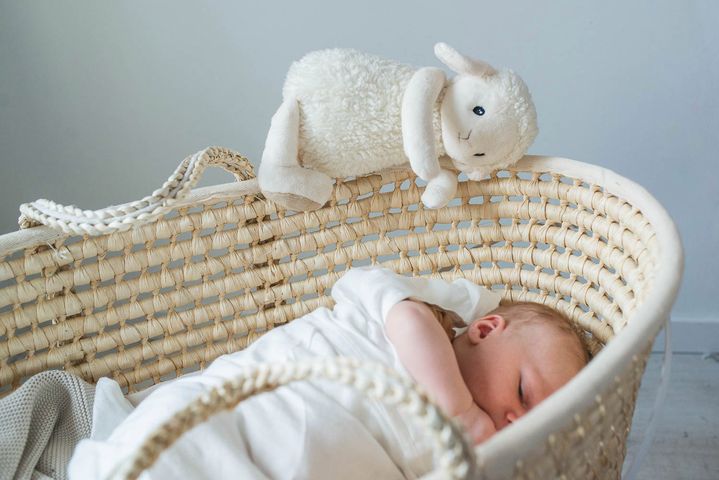 Szumiąca Owieczka Lumi z lampką i kołysankami – wyprawkowa nowość od Whisbear  i najlepsze wsparcie rodziców w usypianiu niemowląt