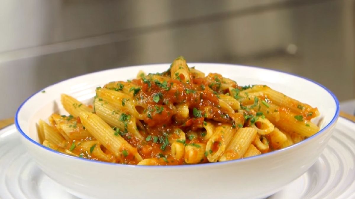 Penne all'arrabbiata jest świetnym pomysłem na szybki i pyszny obiad.