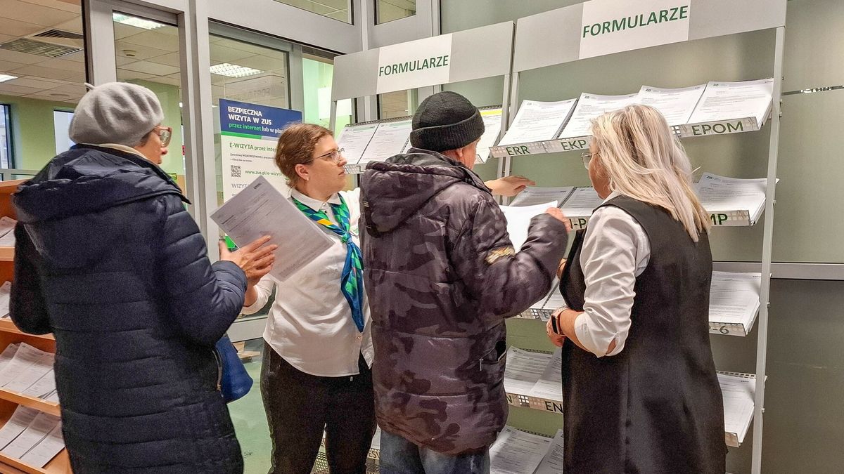 Reporter archiwum 2025 01
10.01.2025 Lodz. ZUS. Od 1 lipca 2025 r. bedzie mozna pobierac w?asna emeryture oraz rente rodzinna po zmarlym malzonku - tzw. rente wdowie. N/z emeryci czekaja do wnioskami o rente wdowia w urzedzie Zakladu Ubezpieczen Spolecznych. Fot. Piotr Kamionka/REPORTER
Piotr Kamionka/REPORTER