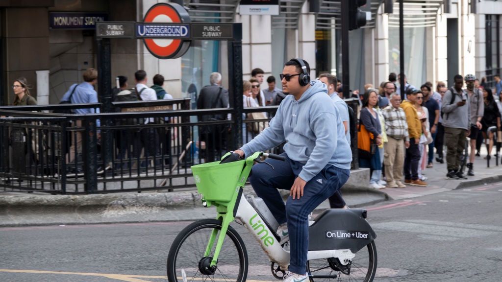 Do Sejmu i Senatu trafiła petycja ws. słuchania muzyki w słuchawkach przez rowerzystów i kierowców