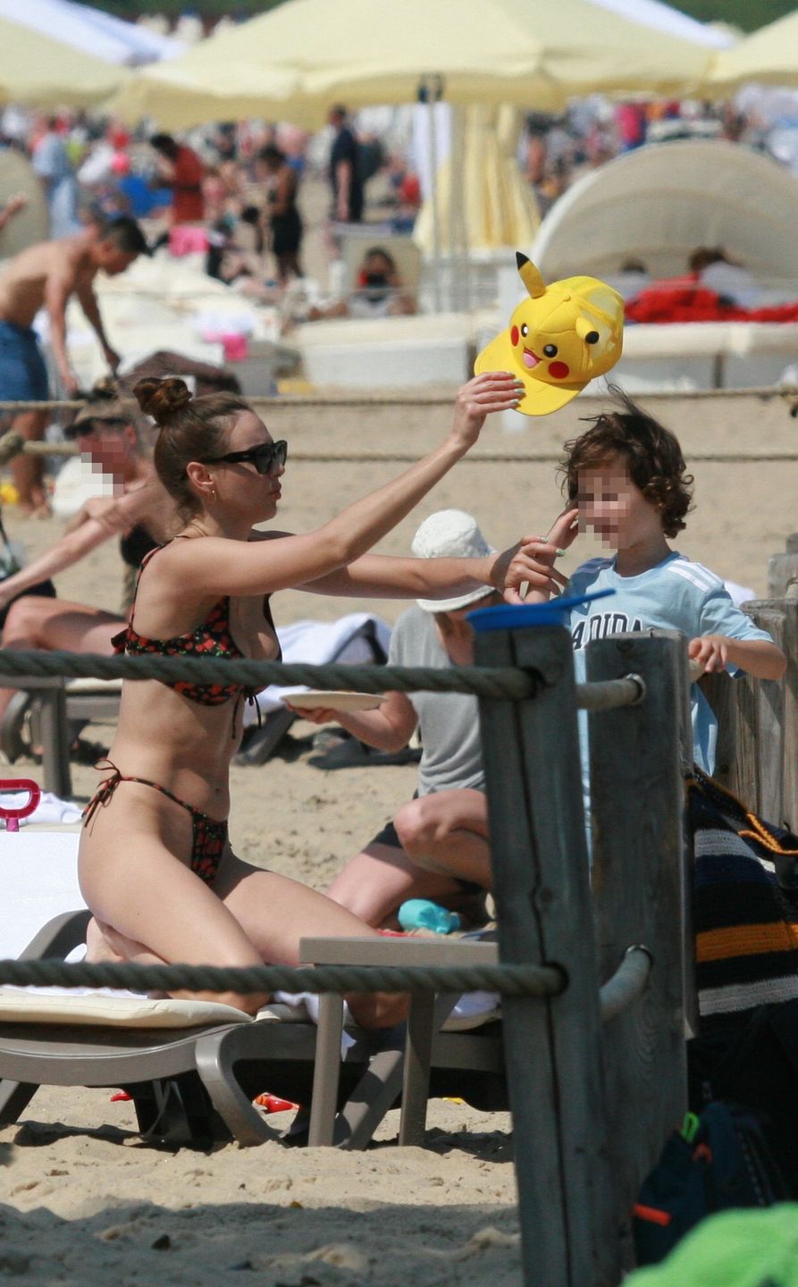 Marcela Leszczak smaży się z Miśkiem Koterskim na plaży
