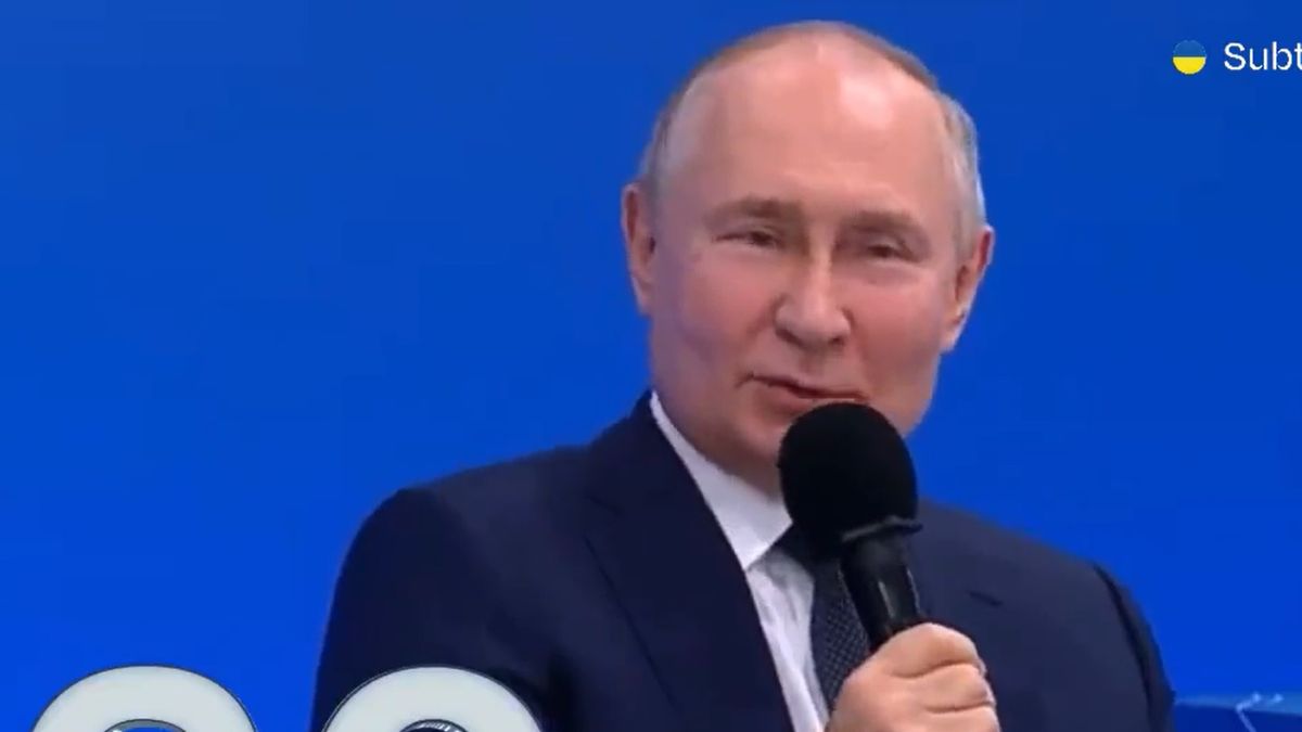 Władimir Putin na nagraniu bardzo się uśmiecha. Jednak z pewnością ostatnio nie jest mu do śmiechu